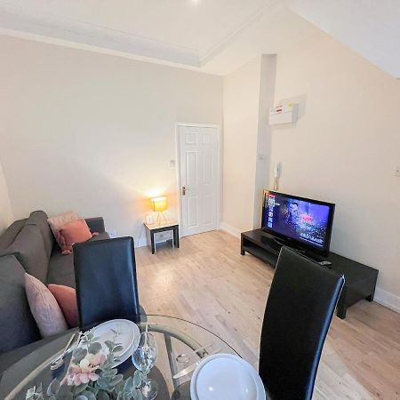 1-Bedroom Flat With Small Garden & Paid Parking In Finsbury Park, Highbury Лондон Екстериор снимка