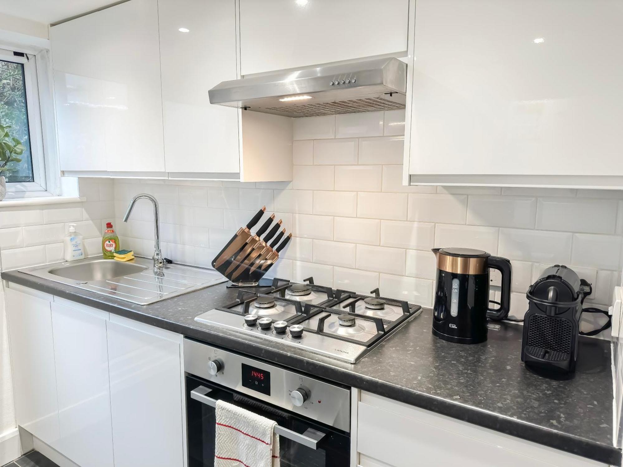1-Bedroom Flat With Small Garden & Paid Parking In Finsbury Park, Highbury Лондон Екстериор снимка