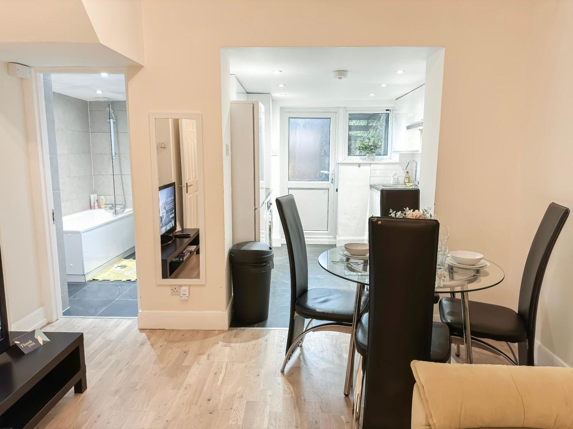 1-Bedroom Flat With Small Garden & Paid Parking In Finsbury Park, Highbury Лондон Екстериор снимка