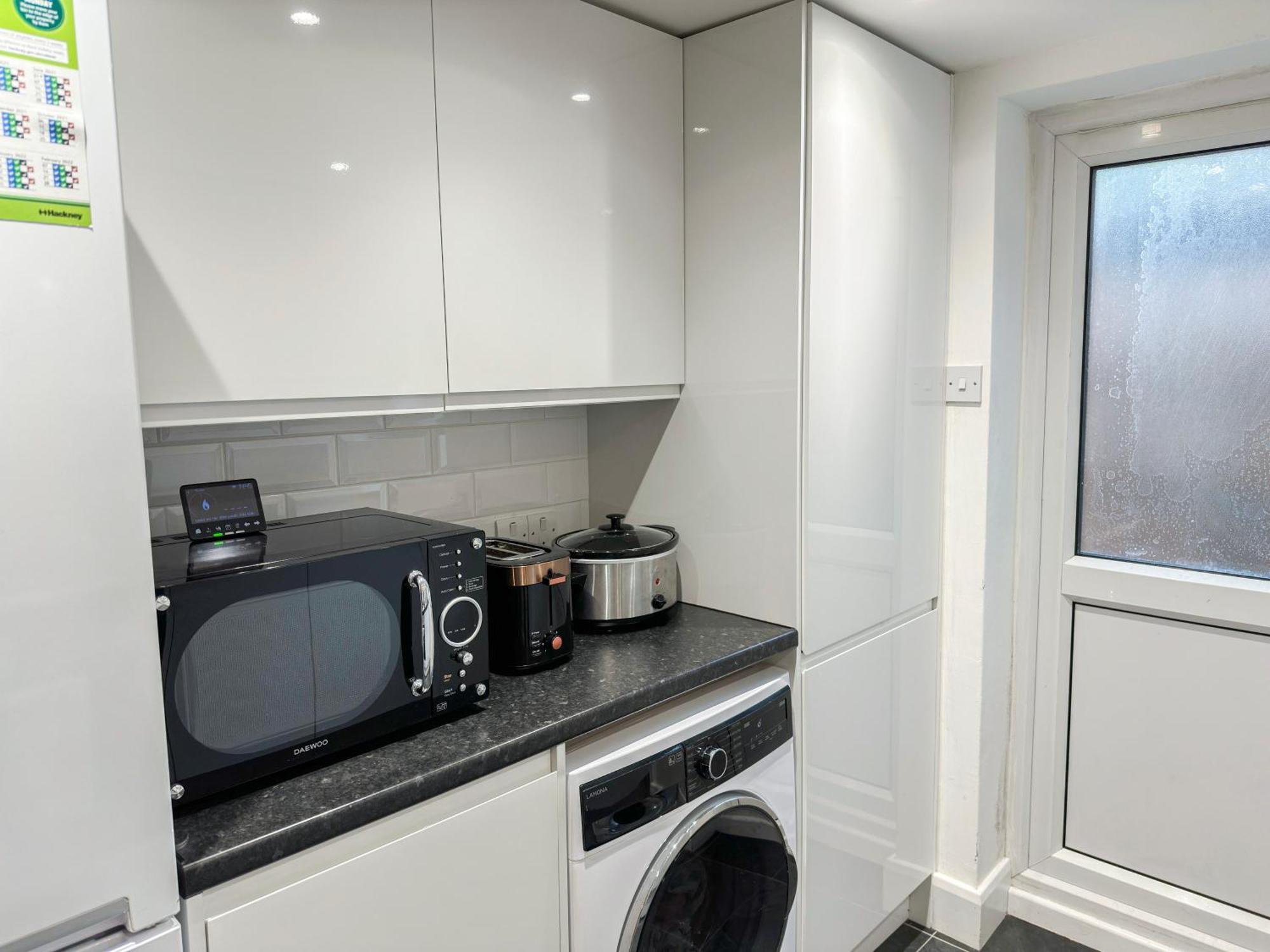 1-Bedroom Flat With Small Garden & Paid Parking In Finsbury Park, Highbury Лондон Екстериор снимка