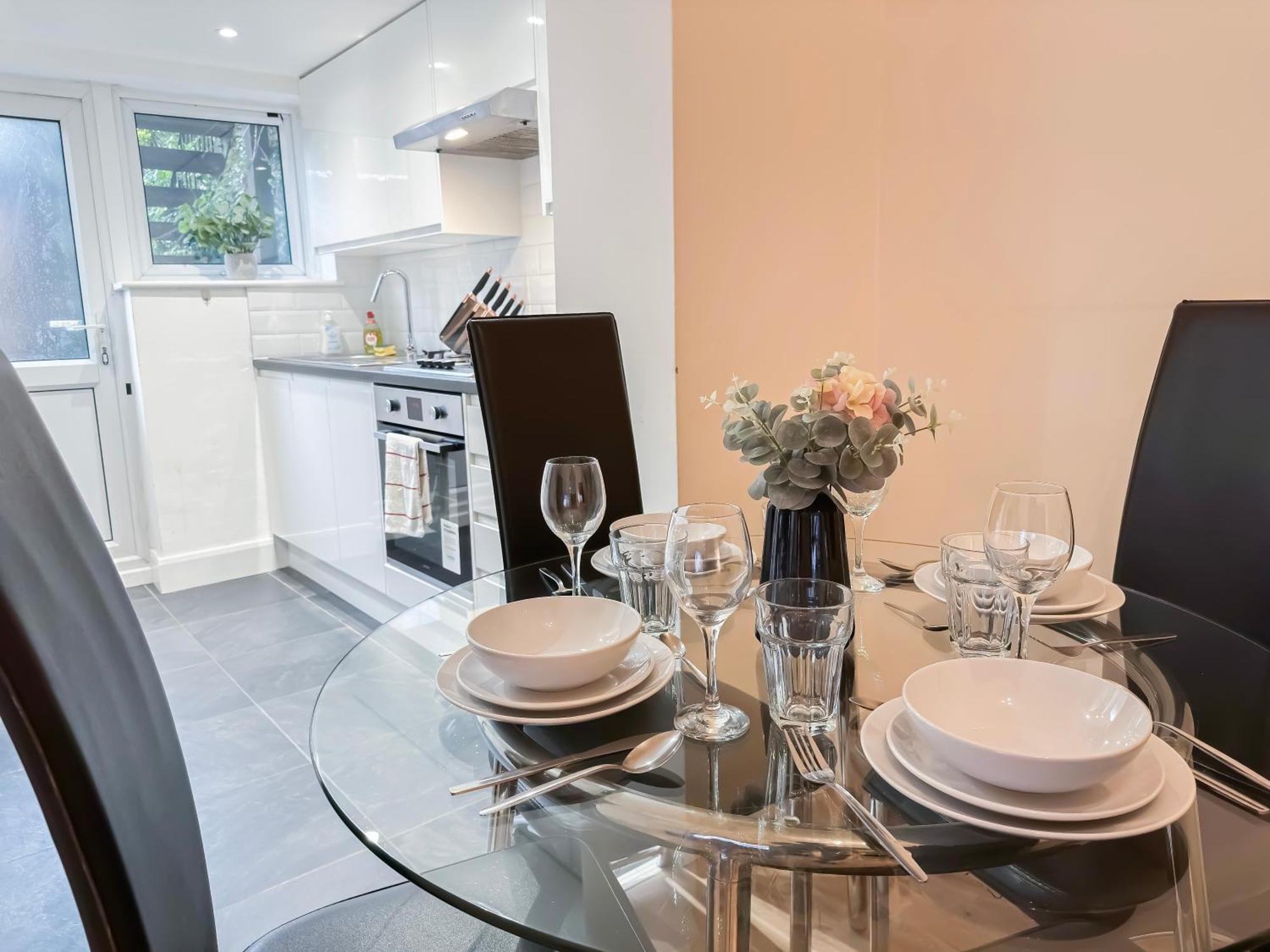 1-Bedroom Flat With Small Garden & Paid Parking In Finsbury Park, Highbury Лондон Екстериор снимка