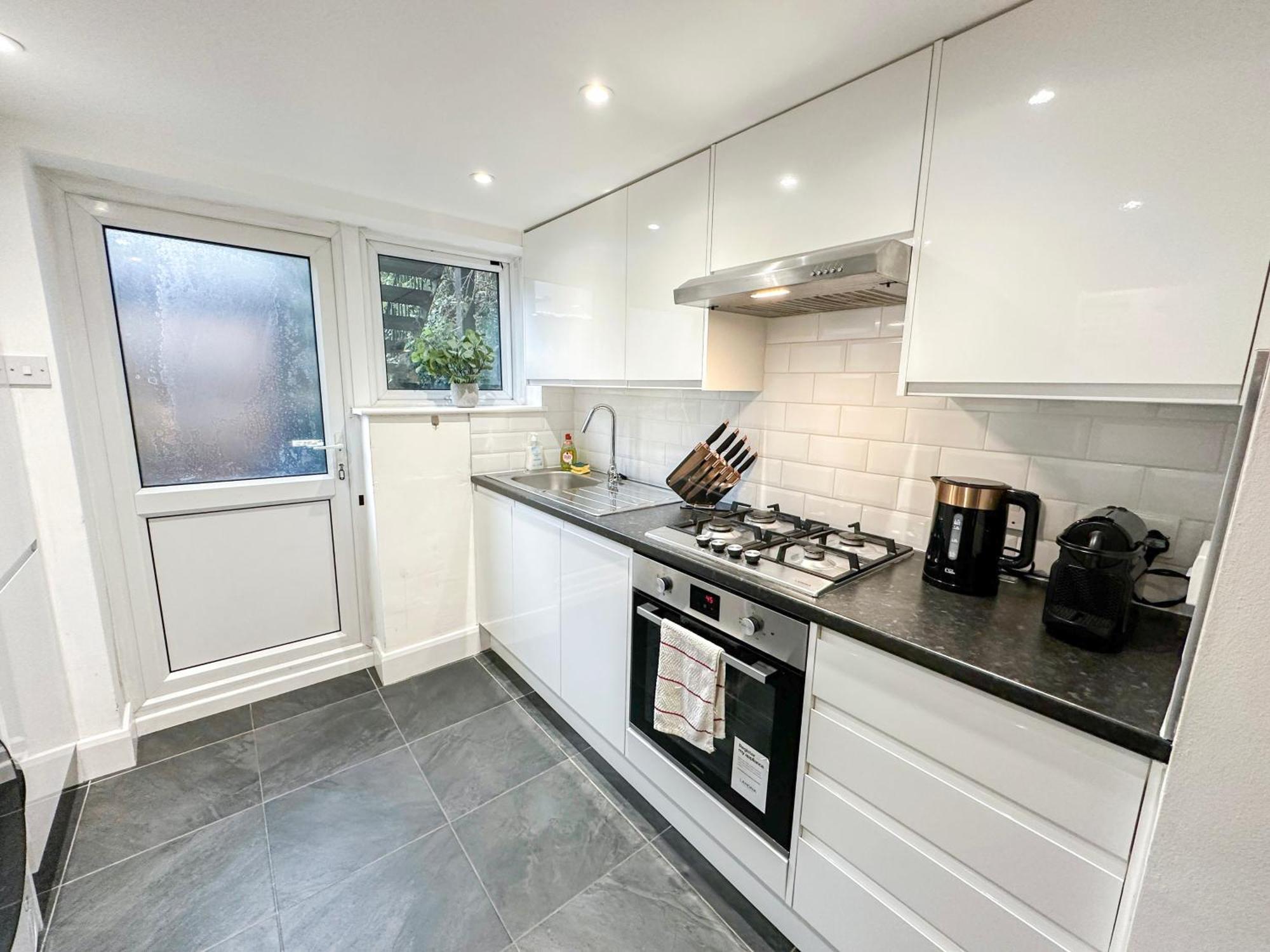 1-Bedroom Flat With Small Garden & Paid Parking In Finsbury Park, Highbury Лондон Екстериор снимка