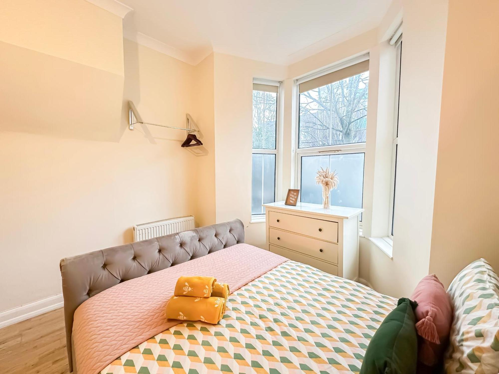 1-Bedroom Flat With Small Garden & Paid Parking In Finsbury Park, Highbury Лондон Екстериор снимка