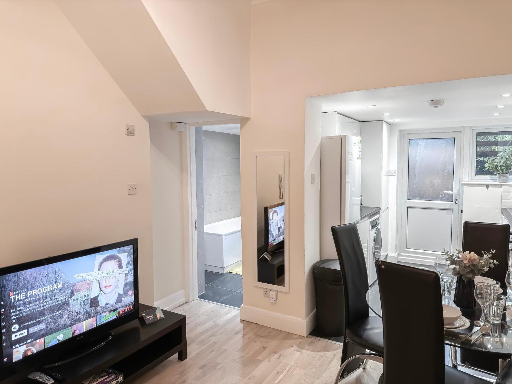 1-Bedroom Flat With Small Garden & Paid Parking In Finsbury Park, Highbury Лондон Екстериор снимка