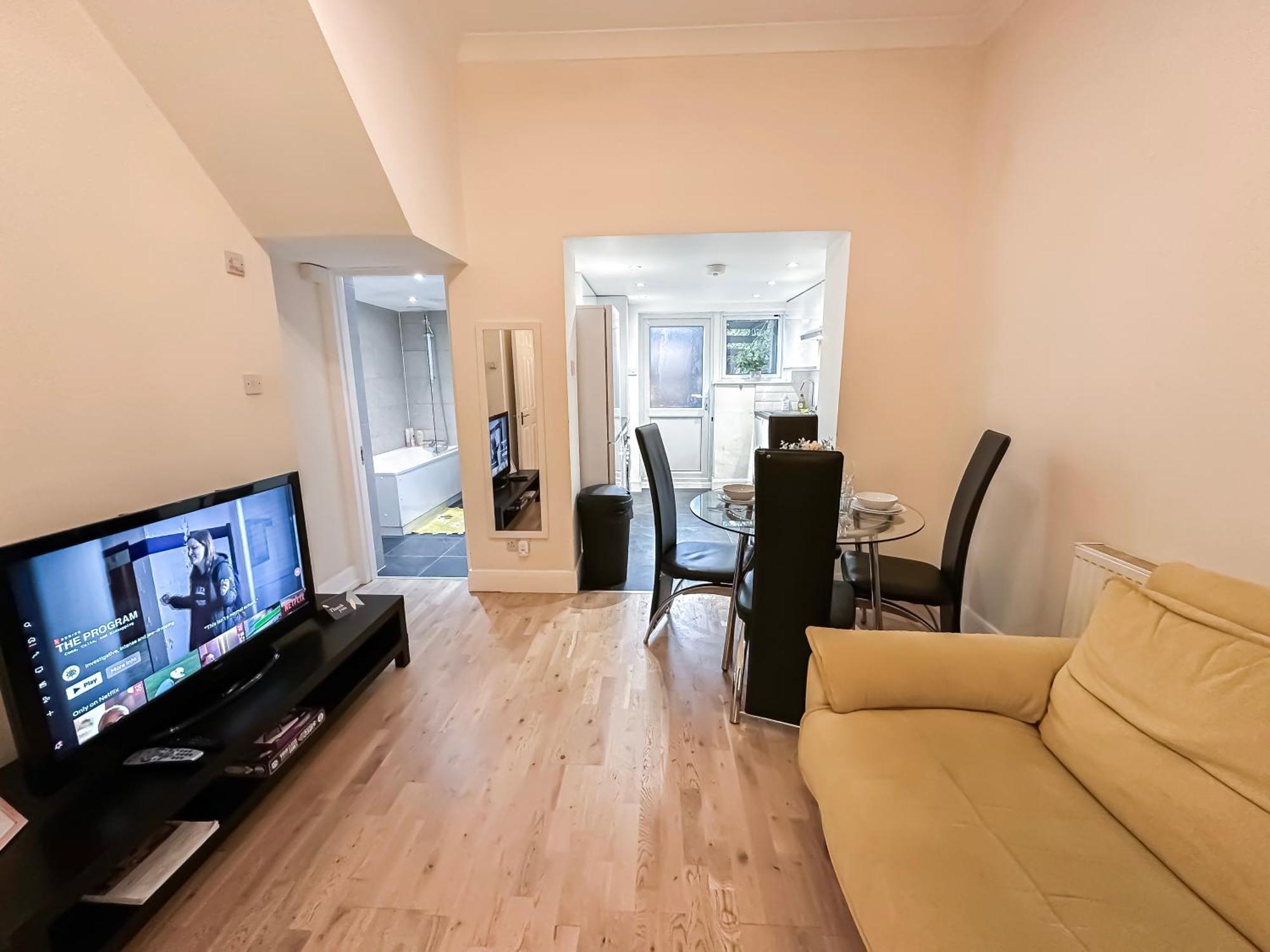 1-Bedroom Flat With Small Garden & Paid Parking In Finsbury Park, Highbury Лондон Екстериор снимка