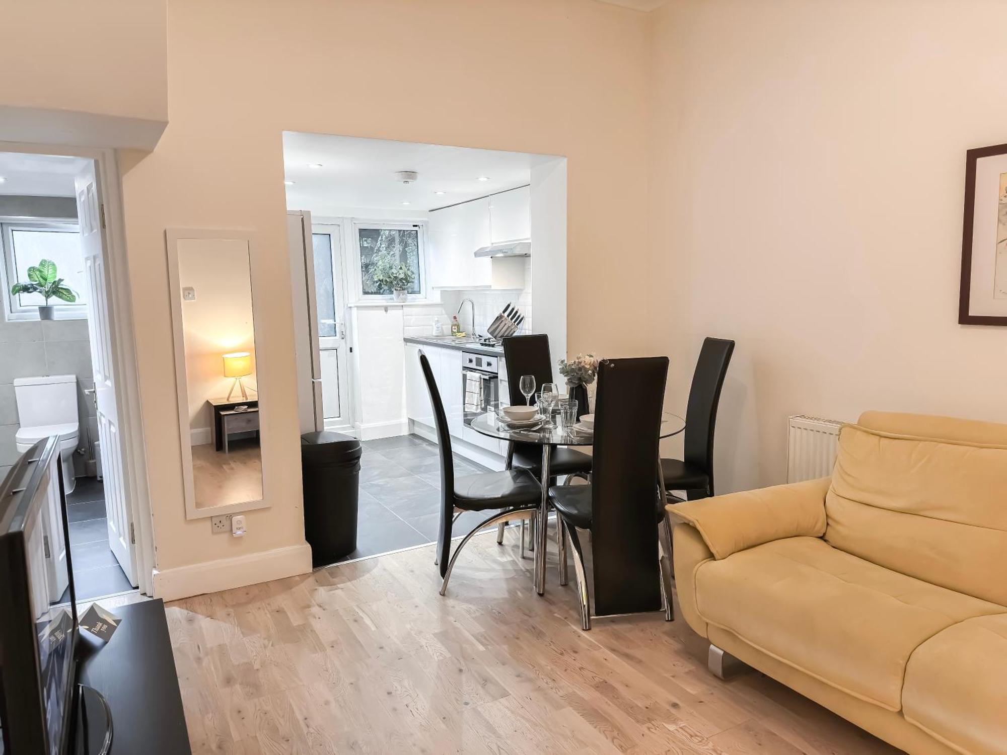 1-Bedroom Flat With Small Garden & Paid Parking In Finsbury Park, Highbury Лондон Екстериор снимка