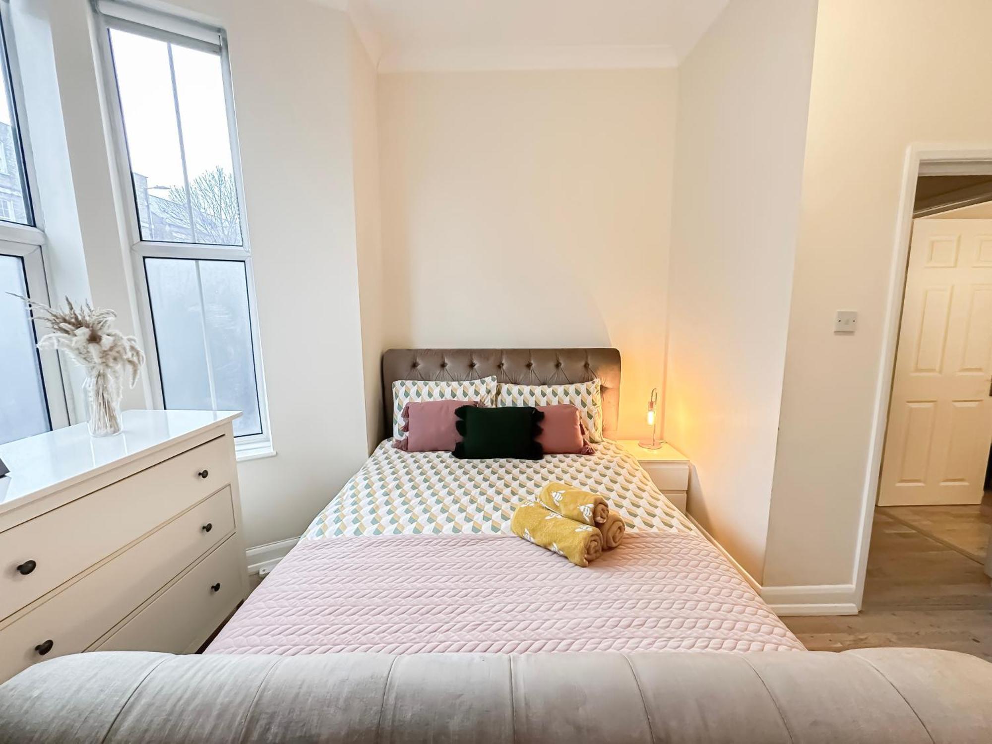1-Bedroom Flat With Small Garden & Paid Parking In Finsbury Park, Highbury Лондон Екстериор снимка