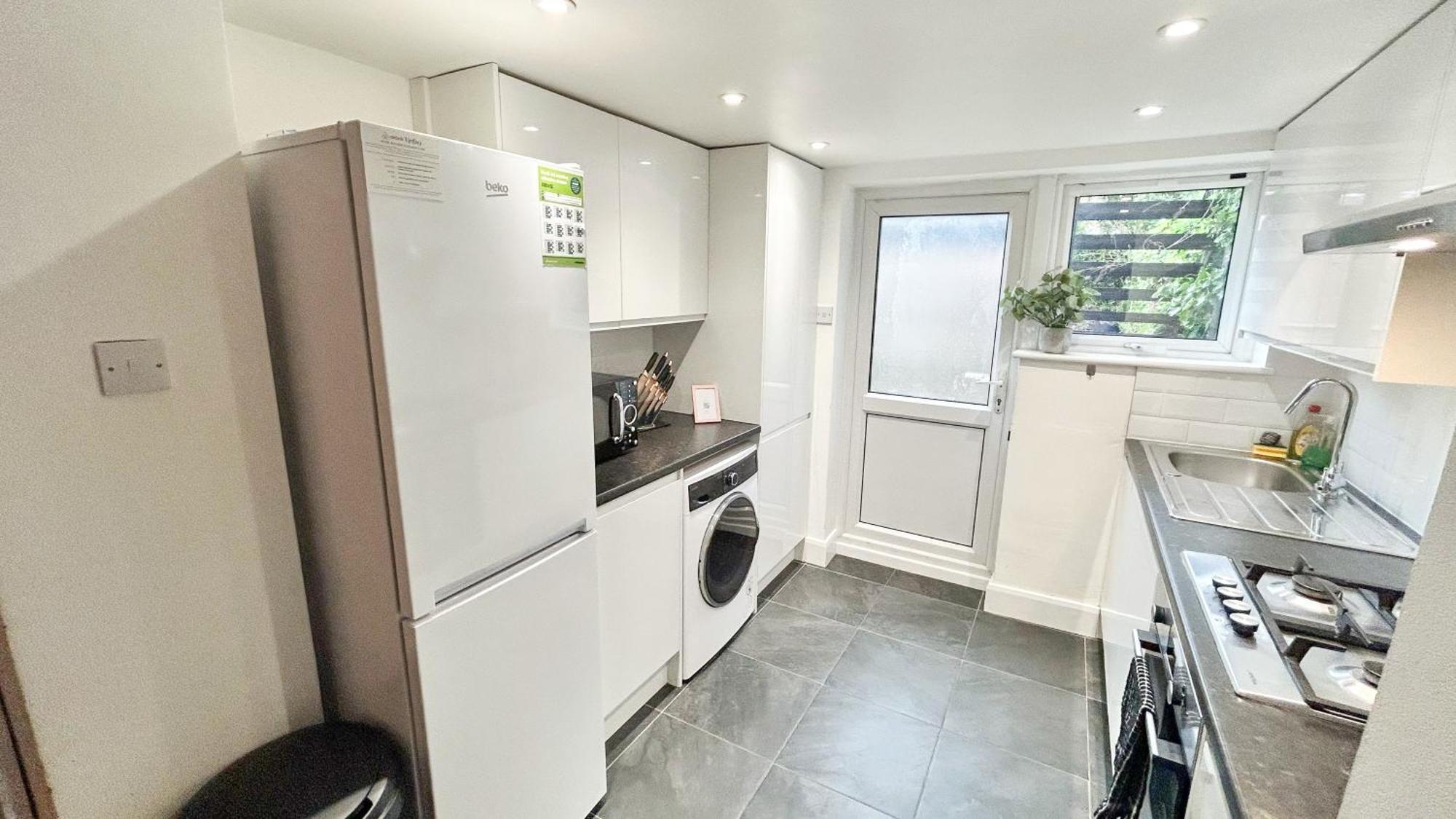 1-Bedroom Flat With Small Garden & Paid Parking In Finsbury Park, Highbury Лондон Екстериор снимка