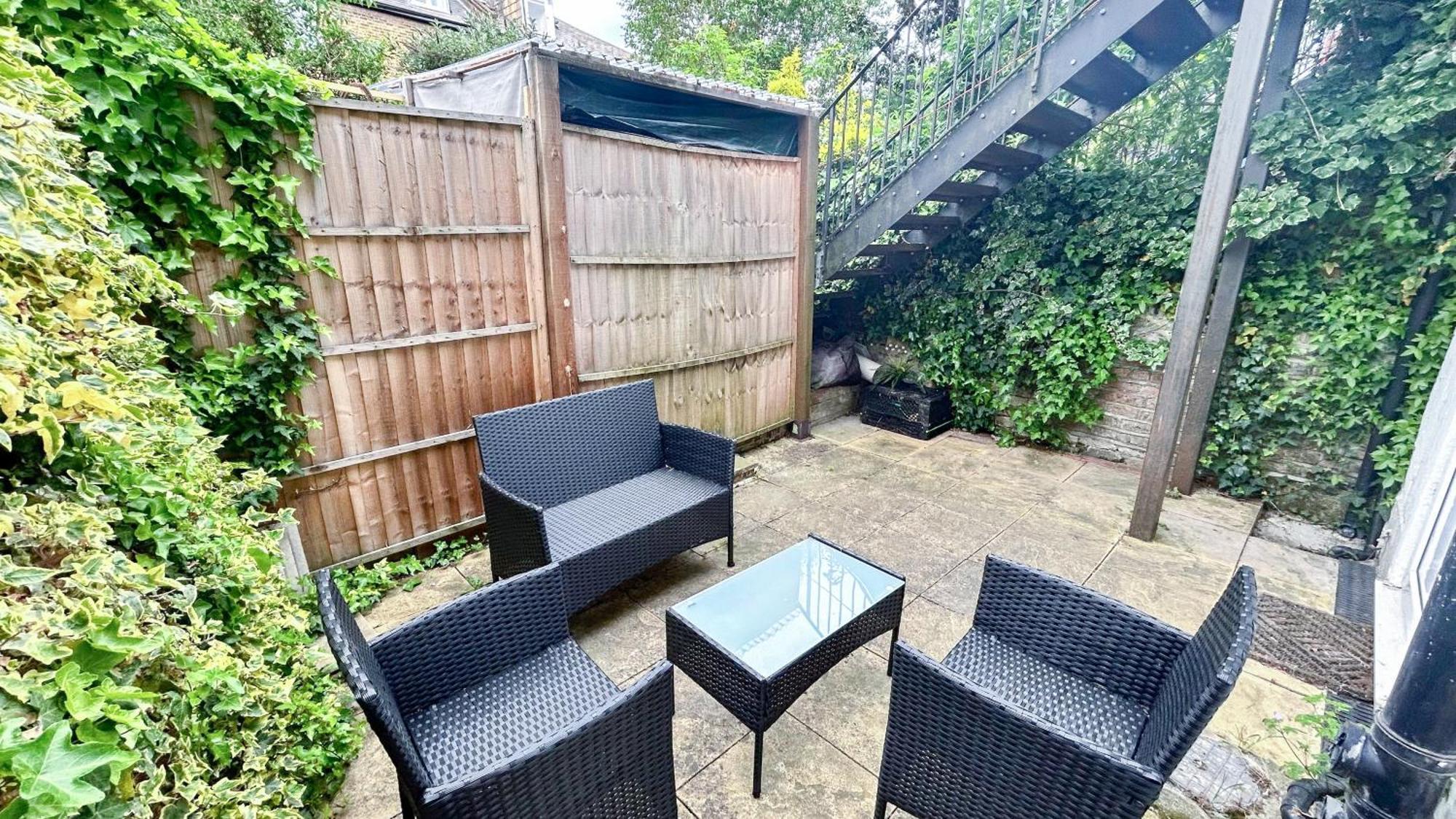 1-Bedroom Flat With Small Garden & Paid Parking In Finsbury Park, Highbury Лондон Екстериор снимка