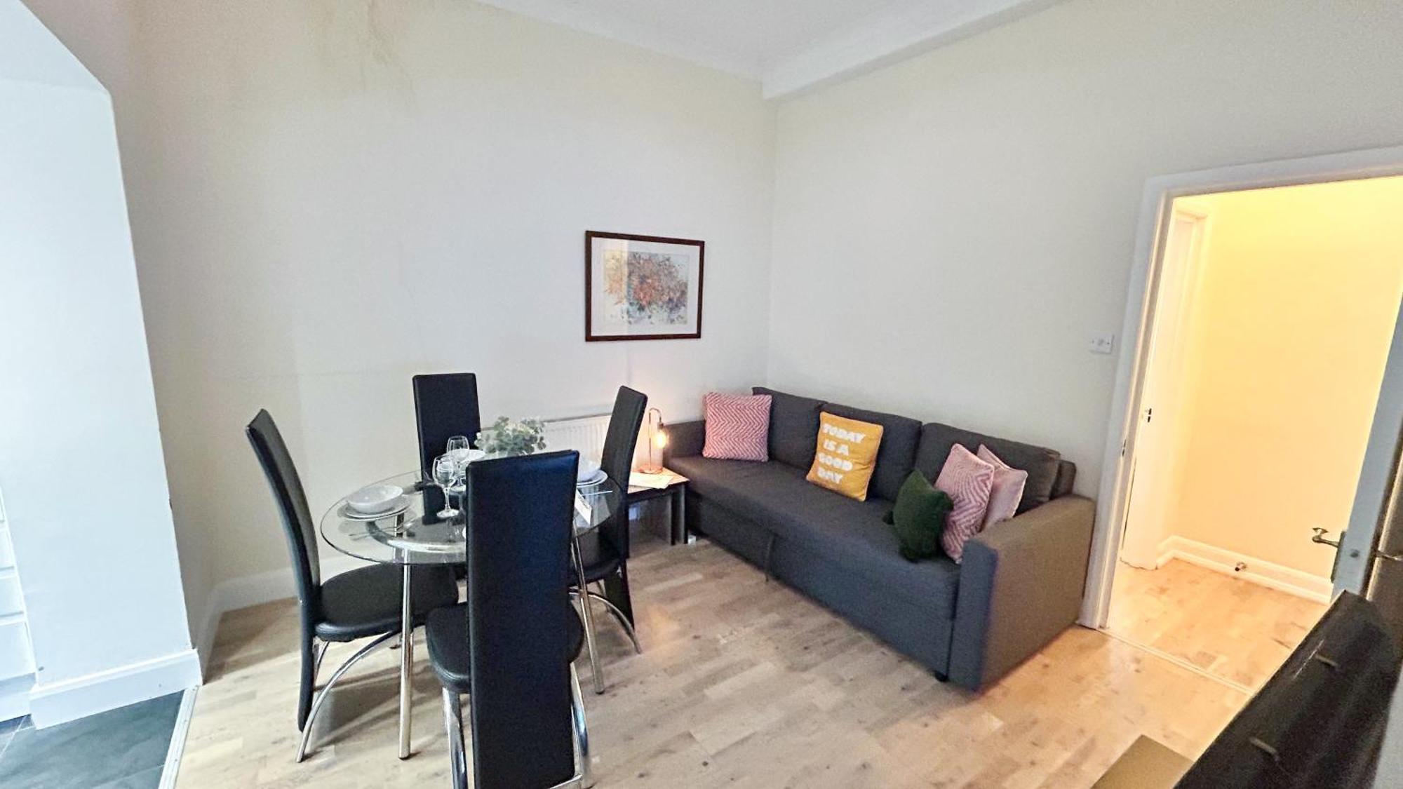 1-Bedroom Flat With Small Garden & Paid Parking In Finsbury Park, Highbury Лондон Екстериор снимка