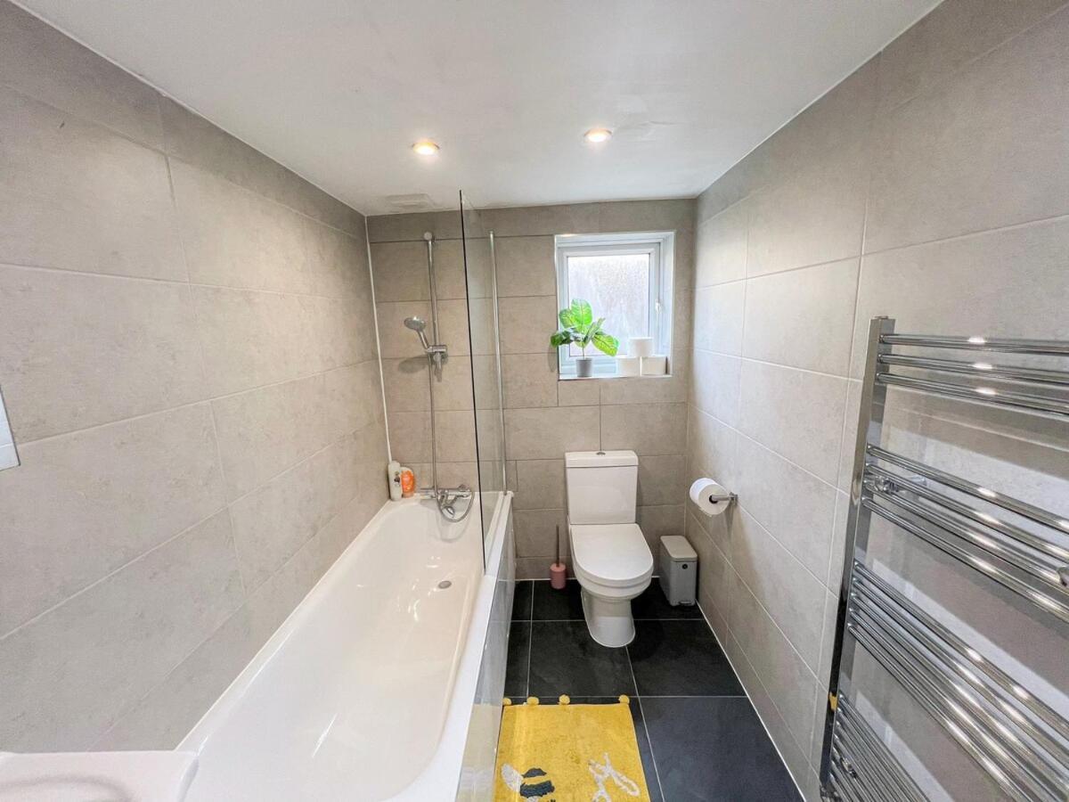 1-Bedroom Flat With Small Garden & Paid Parking In Finsbury Park, Highbury Лондон Екстериор снимка