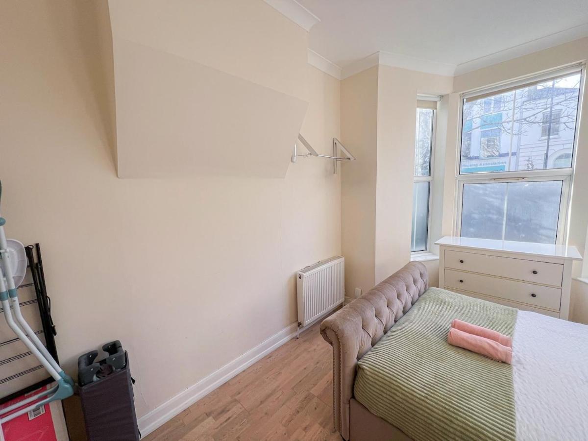 1-Bedroom Flat With Small Garden & Paid Parking In Finsbury Park, Highbury Лондон Екстериор снимка