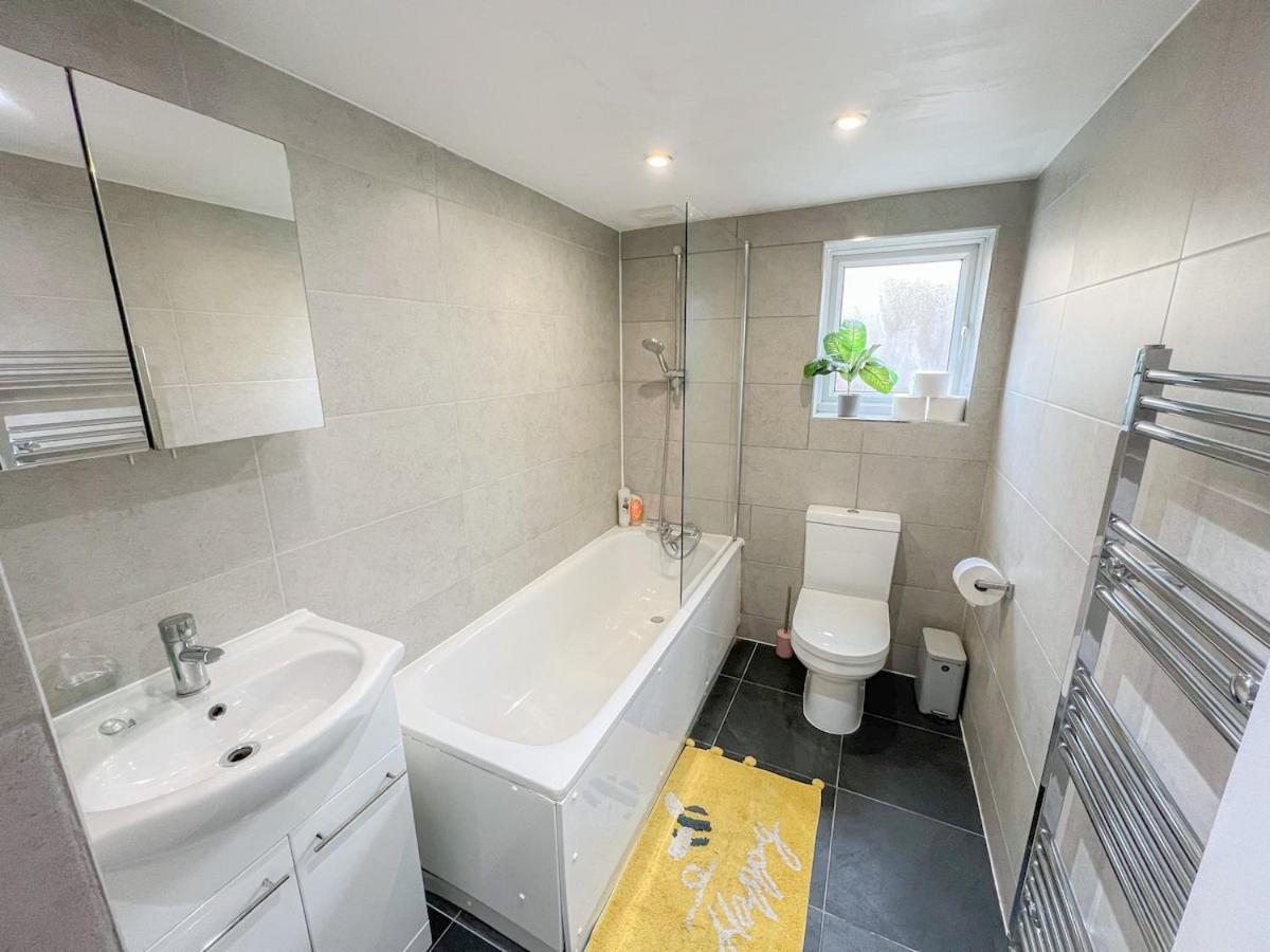 1-Bedroom Flat With Small Garden & Paid Parking In Finsbury Park, Highbury Лондон Екстериор снимка