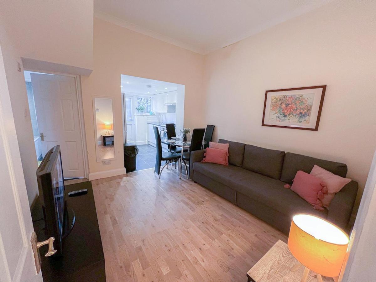 1-Bedroom Flat With Small Garden & Paid Parking In Finsbury Park, Highbury Лондон Екстериор снимка