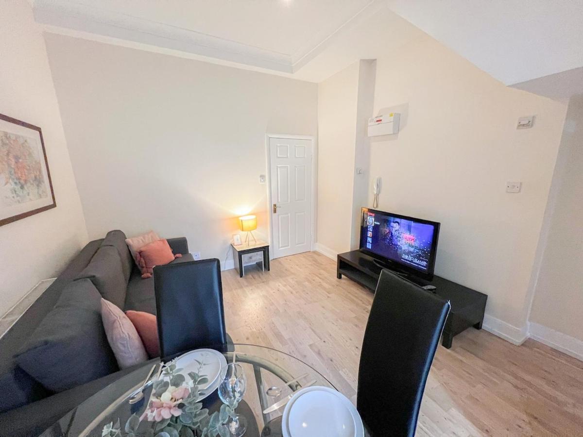 1-Bedroom Flat With Small Garden & Paid Parking In Finsbury Park, Highbury Лондон Екстериор снимка