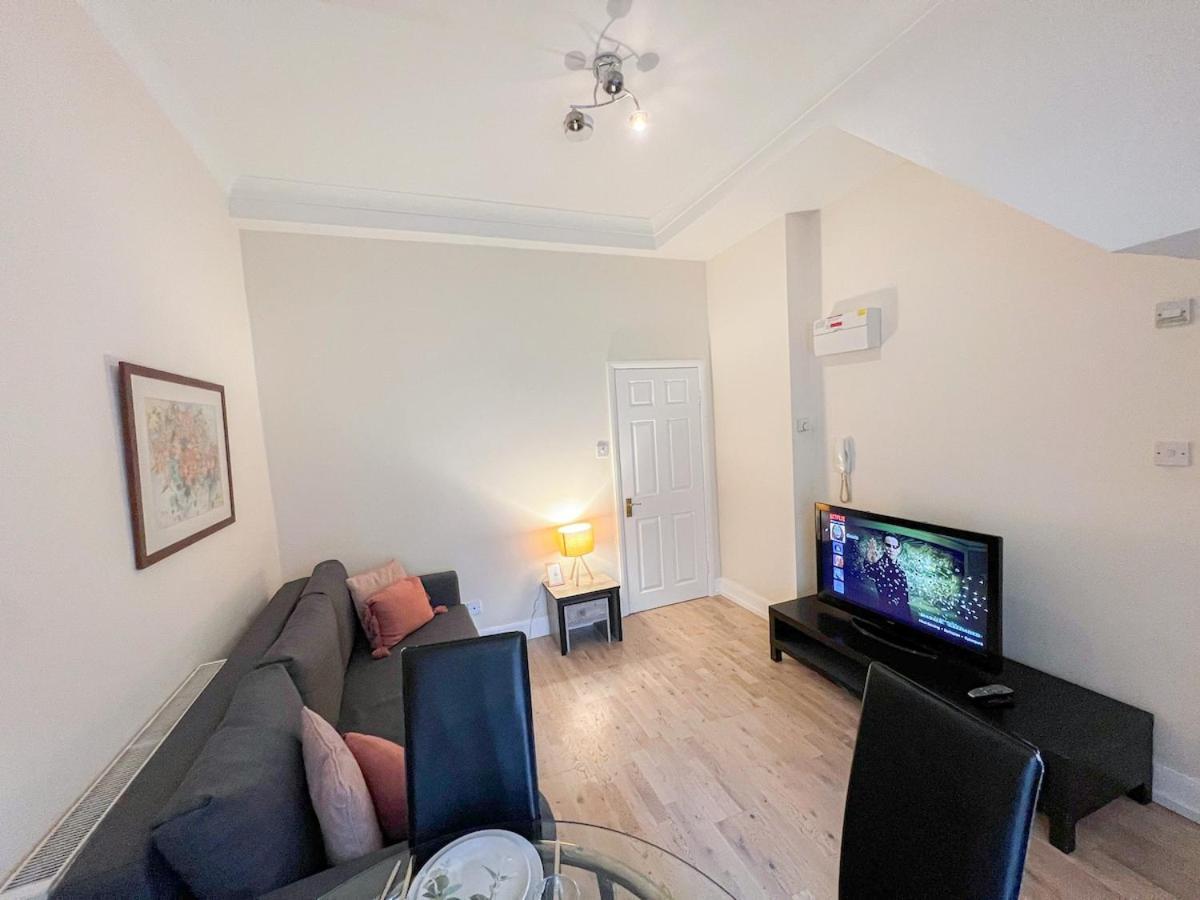 1-Bedroom Flat With Small Garden & Paid Parking In Finsbury Park, Highbury Лондон Екстериор снимка