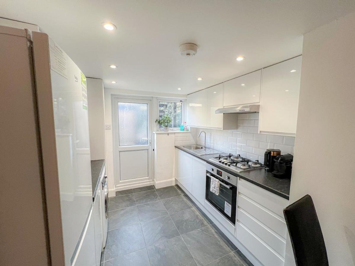 1-Bedroom Flat With Small Garden & Paid Parking In Finsbury Park, Highbury Лондон Екстериор снимка