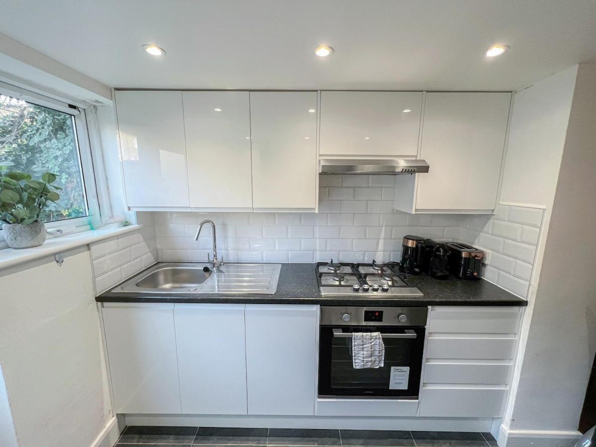 1-Bedroom Flat With Small Garden & Paid Parking In Finsbury Park, Highbury Лондон Екстериор снимка
