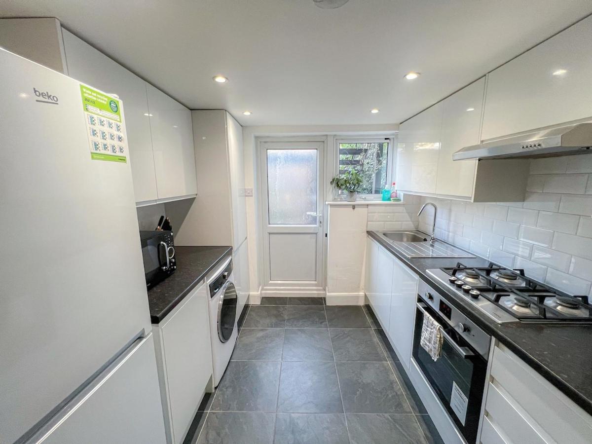 1-Bedroom Flat With Small Garden & Paid Parking In Finsbury Park, Highbury Лондон Екстериор снимка