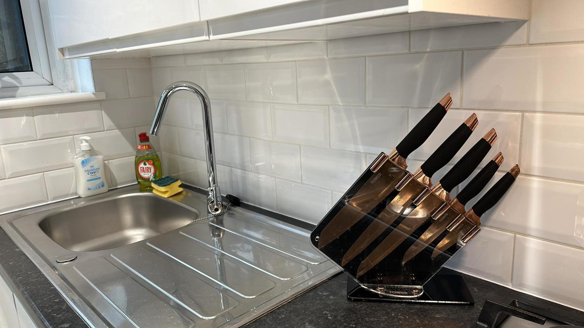 1-Bedroom Flat With Small Garden & Paid Parking In Finsbury Park, Highbury Лондон Екстериор снимка